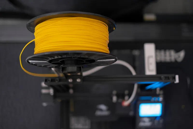 Několik cívek s tiskovou strunou pro 3D tiskárnu.