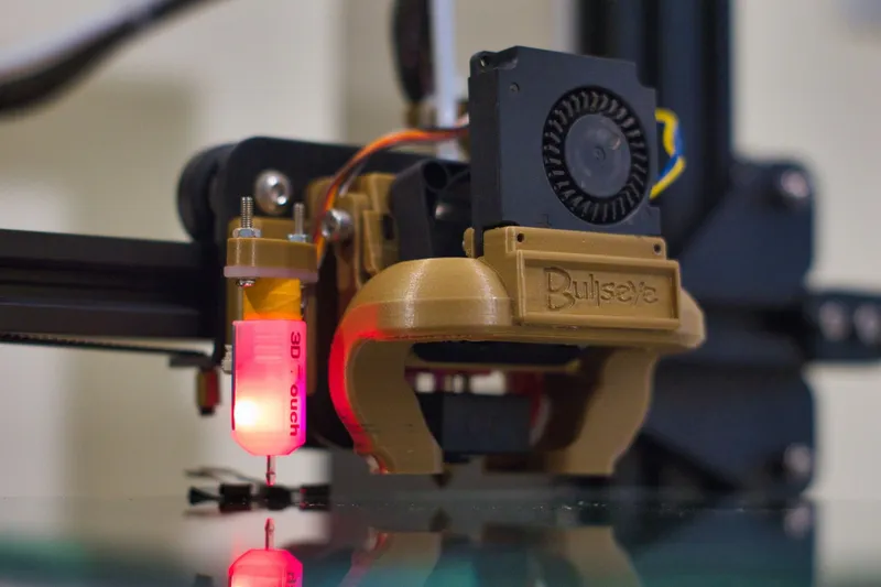 Detail hotendu 3D tiskárny před výměnou trysky
