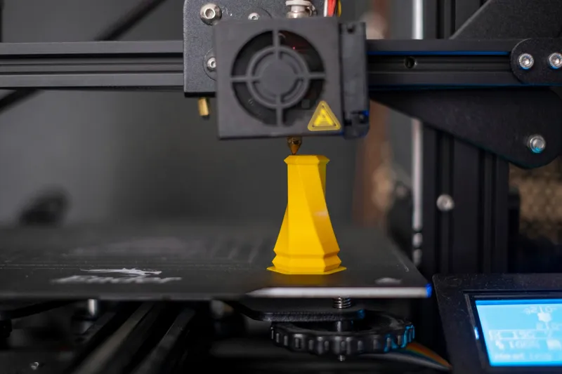Mosazná tryska 3D tiskárny nanášející roztavené tiskové vlákno.