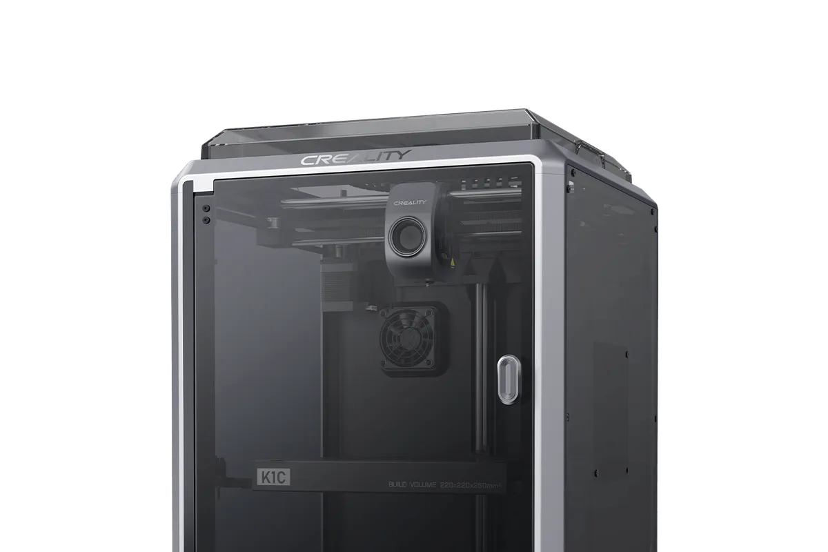 Uzavřená 3D tiskárna Creality K1C čelně na černém pozadí