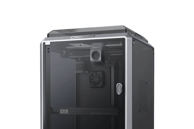 Uzavřená 3D tiskárna Creality K1C čelně na černém pozadí