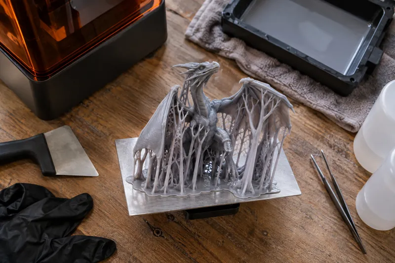 Plastový 3D výtisk s rozvětvenými stromovými podpěrami pod převislými částmi