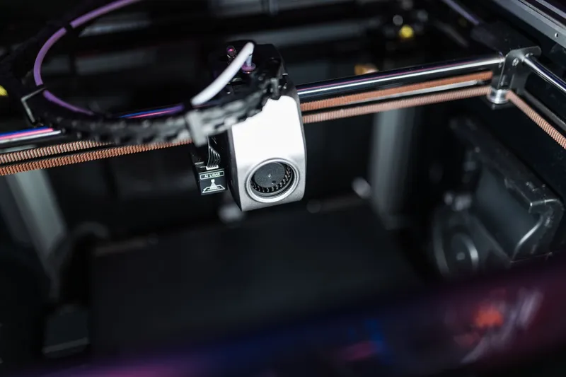 Detail ozubených kol a podávacího mechanismu direct drive extruderu.