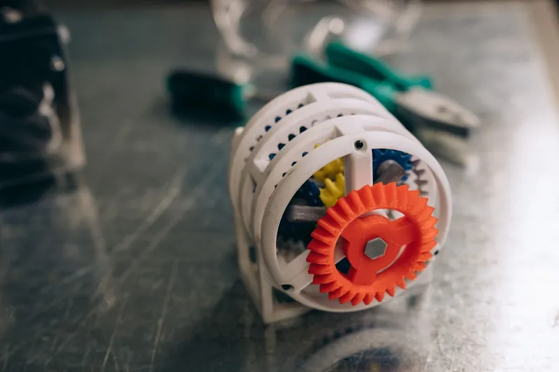 Mechanický spoj dvou do sebe zapadajících plastových dílů s funkční vůlí.
