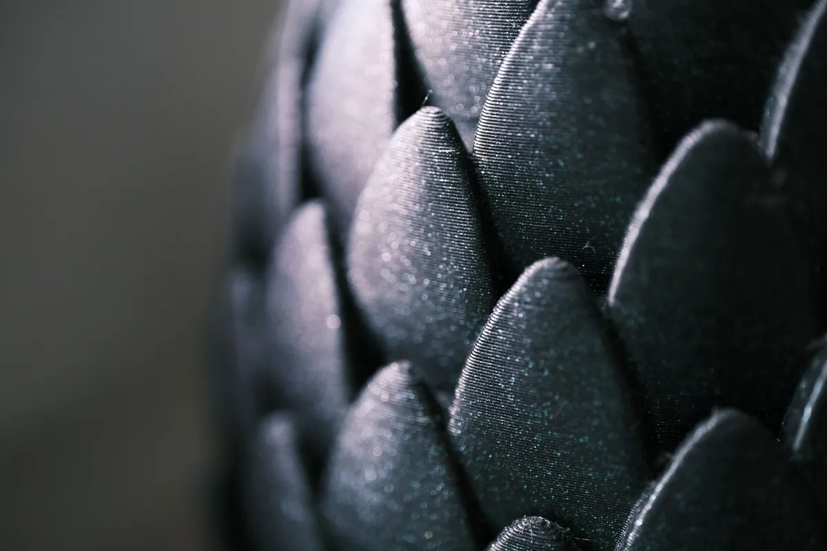 Makro detail vrstev černého 3D výtisku s viditelnými liniemi vrstev
