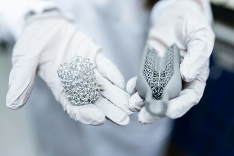 První operace s 3D tištěnými implantáty v krční páteři v USA